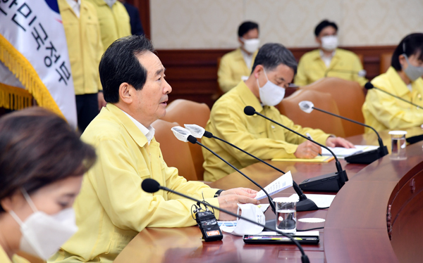 정세균 국무총리가 20일 서울 세종로 정부서울청사에서 열린 코로나19 중대본 회의를 주재하고 있다.