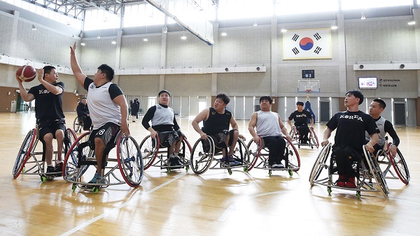 1월 30일 오전 경기도 이천시 대한장애인체육회 이천훈련원에서 2020년 도쿄 패럴림픽에 출전하는 휠체어 농구 대표팀이 훈련을 하고 있다.(사진=저작권자(c) 연합뉴스, 무단 전재-재배포 금지)