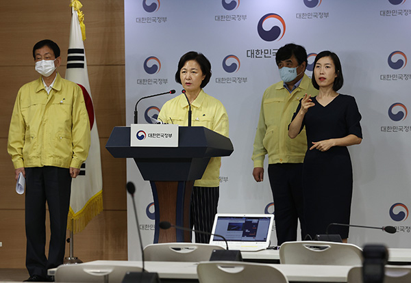 진영 행정안전부 장관과 추미애 법무부 장관, 한상혁 방송통신위원장이 21일 오후 정부서울청사에서 코로나19 관련 대국민 담화를 발표하고 있다. 정부는 코로나19 방역 활동을 일부러 방해하는 사람들에게 무관용 원칙을 내세워 엄중 대응하기로 했다. (사진=저작권자(c) 연합뉴스, 무단 전재-재배포 금지)