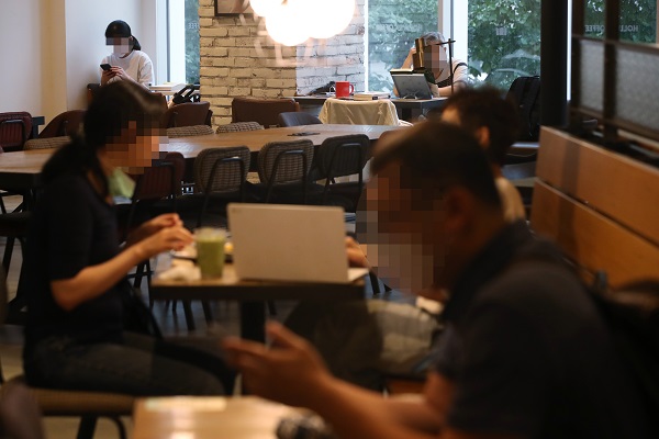 사회적 거리두기 2단계가 조치 중인 21일 서울의 한 카페에서 마스크를 착용한 이용객과 착용하지 않은 이용객들이 시간을 보내고 있다. (저작권자(c) 연합뉴스, 무단 전재-재배포 금지) 