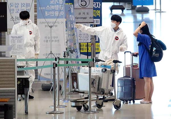 인천국제공항에서 한 입국객이 관계자의 안내를 받고 있다. (사진=저작권자(c) 연합뉴스, 무단 전재-재배포 금지)