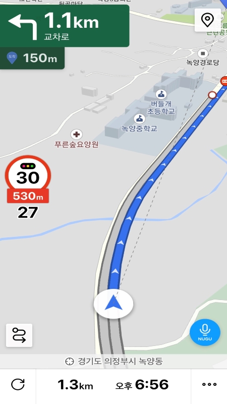 어린이 보호구역에서 30km 속도 제한 알림을 