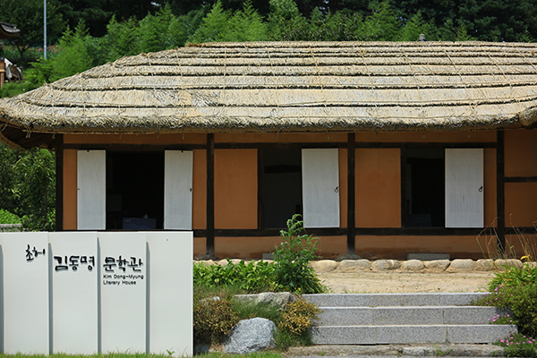 김동명 생가. 김동명은 이곳에서 태어나 어린 시절을 보내고 함경도로 이주해 시인이 된 이후 1947년 월남했다. 문학관과 생가 앞에는 그의 시에 나오는 파초가 심어져 있다. 