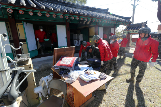 지난 2017년 11월 20일 경북 포항시 북구 흥해향교에서 해병대 장병들이 지진피해 복구작업을 하고 있다. (사진=저작권자(c) 연합뉴스, 무단 전재-재배포 금지)