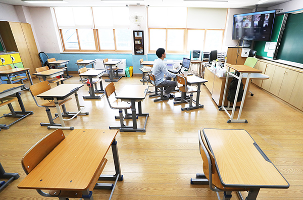 신종 코로나바이러스 감염증(코로나19) 확산세가 이어지고 있는 지난 19일 오전 경기도 용인시 한터초등학교에서 교사가 온라인 수업을 진행하고 있다. (사진=저작권자(c) 연합뉴스, 무단 전재-재배포 금지)