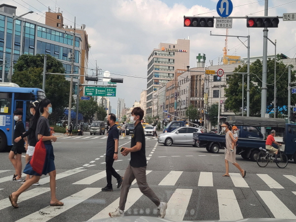 엄마 등에 업힌 아기까지 마스크를 착용한 시민들의 모습에서 비장함이 느껴진다.