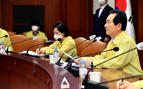 정세균 국무총리가 26일 서울 세종로 정부서울청사에서 열린 코로나19 중대본 회의를 주재하고 있다.