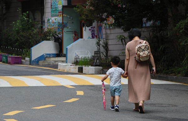 정부가 현재 1회로 제한된 육아휴직 분할 사용 횟수를 확대하는 내용 등을 담안 인구구조 변화에 대응하기 위한 방안을 발표했다. <저작권자(c) 연합뉴스, 무단 전재-재배포 금지> 