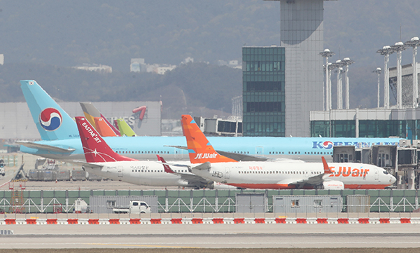 코로나19 여파로 운항이 중단된 항공기들이 인천국제공항에 서 있다.(사진=저작권자(c) 연합뉴스, 무단 전재-재배포 금지)