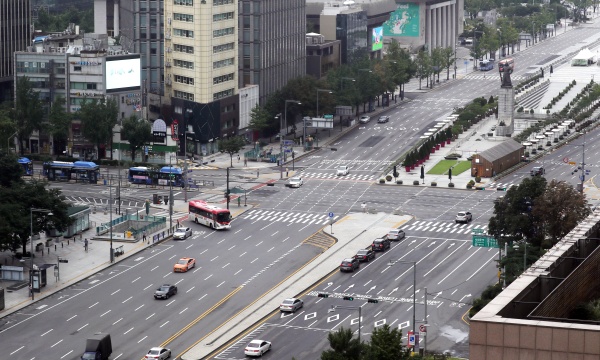 한층 더 강화된 사회적 거리두기 2단계로 한산한 광화문.