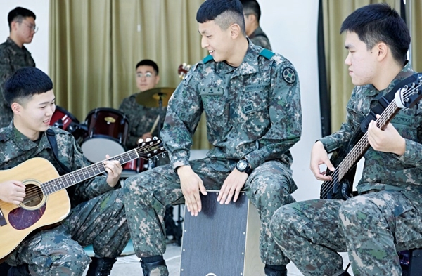 '요즘 군대 참 좋아졌다'는 말이 절로 나올 정도로 병영문화가 달라지고 있다. 사진은 병영 내 동아리 활동하는 모습이다.(출처=국방부 블로그)