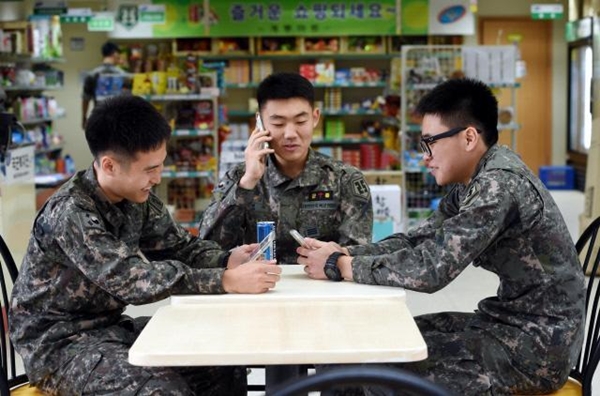 배가 고파 부모님에게 용돈을 받아 PX에서 빵 사먹던 시대는 옛날 예기다.(출처=국방부 블로그)