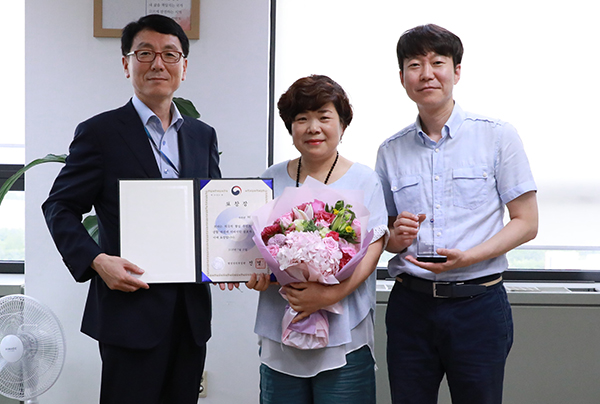 협업인재 표창수여식에서 허광숙 조달청 주무관(가운데)과 김성중 행정안전부 정부혁신기획관(왼쪽), 김영훈 조달청 긴급조달과장. (사진=조달청 제공)