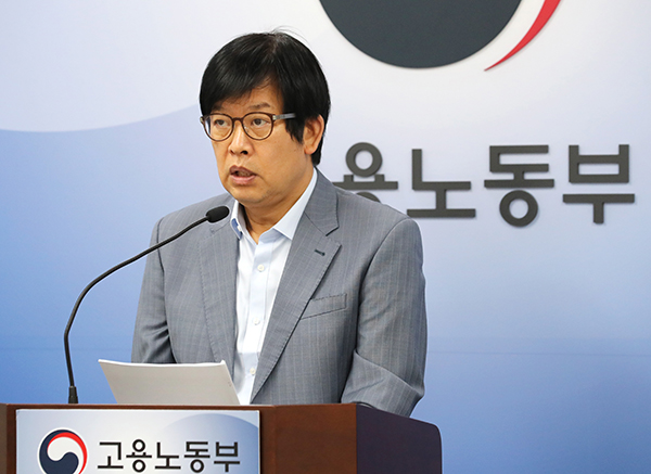 황보국 고용노동부 고용지원정책관이 7일 오전 세종시 정부세종청사에서 고용행정 통계로 본 2020년 8월 노동시장 동향 브리핑을 하고 있다. (사진=저작권자(c) 연합뉴스, 무단 전재-재배포 금지)