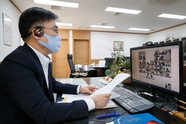 손병두 금융위 부위원장이 8일 서울 종로구 정부서울청사에서 금융리스크 대응반 회의를 비대면 화상회의로 진행하고 있다. (사진=금융위원회)