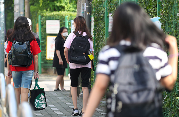 서울 마포구의 한 초등학교에서 등교하는 학생들의 모습. (사진=저작권자(c) 연합뉴스, 무단 전재-재배포 금지)