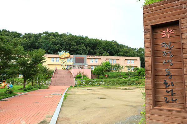 권정생 선생이 다녔던 안동 일직 초등학교가 폐교되면서 2014년 그 자리에 ‘권정생 동화나라’가 문을 열어 그의 작품과 유품, 작품의 캐릭터들을 전시하고 있다. 