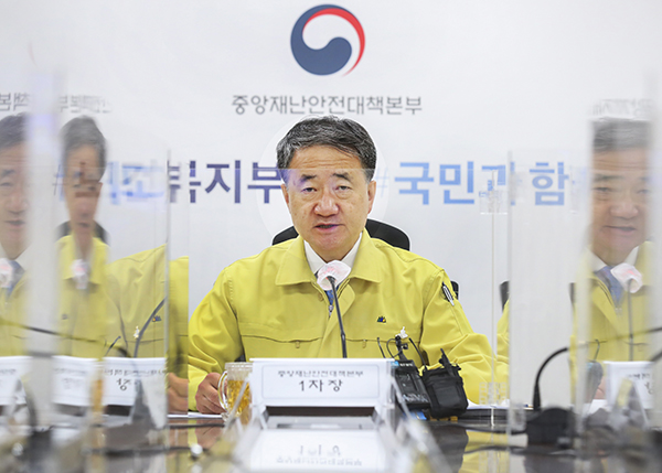 박능후 중앙재난안전대책본부 1차장(보건복지부 장관)이 중앙재난안전대책본부 회의를 주재하고 있다.(사진=보건복지부)