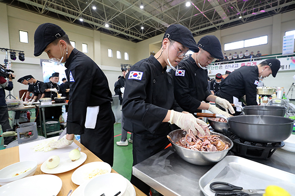 지난해 11월 7일 오후 대전 육군종합군수학교에서 열린 ‘2019 찾아라 軍급식왕’ 대회에 참가한 군인들이 실력을 겨루고 있다. (사진=저작권자(c) 연합뉴스, 무단 전재-재배포 금지)