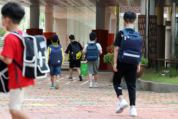 광주지역 각급 학교가 원격수업에서 부분 등교수업으로 전환한 14일 오전 광주 광산구 선암동 한 초등학교에서 학생이 교실로 향하고 있다. (사진=저작권자(c) 연합뉴스, 무단 전재-재배포 금지)