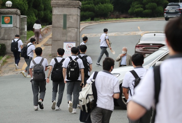 대구 지역 초·중·고등학교의 등교 제한이 완화된 9월 14일 오전 대구의 한 중·고등학교 학생들이 등교하고 있다.