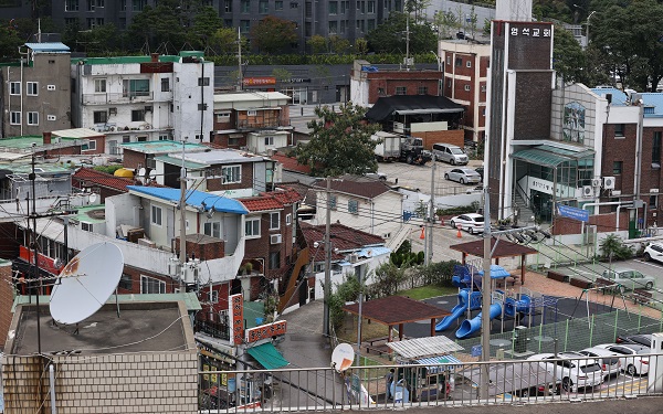 국토부와 서울시가 오는 21일부터 11월 4일까지 공공재개발 사업지역을 선정하기 위해 후보지를 공모한다고 17일 밝혔다. 사진은 6일 오전 서울 동작구 흑석동 흑석2구역 모습.(사진=저작권자(c) 연합뉴스, 무단 전재-재배포 금지)