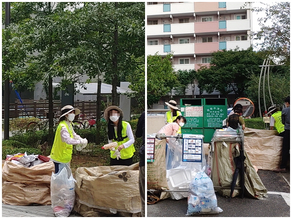 공동주택에 배치된 자원관리도우미가 주민들을 대상으로 올바른 분리수거 방법을 알려주고 있다.