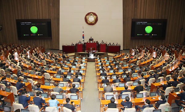 22일 국회 본회의에서‘2020년도 제4회 추가경정예산안’이 통과되고 있다.(저작권자(c) 연합뉴스, 무단 전재-재배포 금지) 