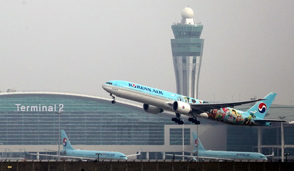 인천국제공항 제2여객터미널에서 대한항공 항공기가 이륙하고 있다.(사진=저작권자(c) 연합뉴스, 무단 전재-재배포 금지)