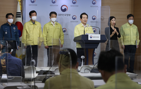 정세균 국무총리가 27일 오후 정부서울청사에서 ‘코로나19 대응 관련 대국민 담화문’을 발표하고 있다.