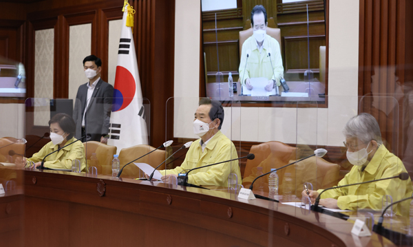 정세균 국무총리가 4일 정부서울청사에서 열린 코로나19 중대본 회의에서 발언하고 있다.