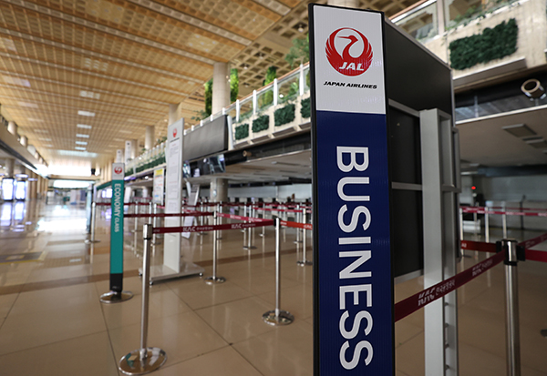 7일 서울 강서구 김포공항 국제선 청사 내 일본 항공 출국 카운터 모습. 한국과 일본 정부는 ‘기업인 특별입국절차’를 8일부터 시행하기로 합의했다고 발표했다. 주로 단기 출장자에 적용되는 ‘비즈니스 트랙’으로 일본 방문을 원하는 기업인은 일본 초청기업이 작성한 서약서와 활동계획서 등을 주한 일본대사관 또는 총영사관에 제출해 비자를 발급받은 뒤 특별방역 절차를 준수하면 일본 입국 후 격리 조치를 면제받게 된다. (사진=저작권자(c) 연합뉴스, 무단 전재-재배포 금지) 