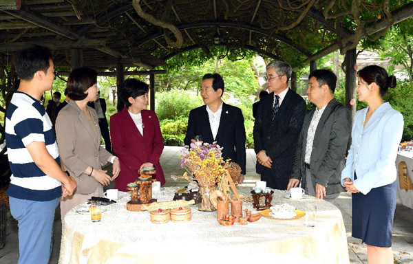 정세균 국무총리가 30일 삼청동 총리서울공관에서 열린 제13차 목요대화를 주재하고 있다.