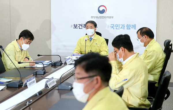 박능후 중앙재난안전대책본부 1차장(보건복지부 장관)이 중앙재난안전대책본부 회의를 주재하며 발언하고 있다. (사진=보건복지부 제공)