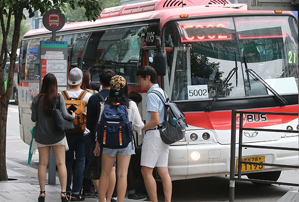 서울 강남역 인근 버스정류소에서 시민들이 증차된 버스를 기다리고 있다. (사진=저작권자(c) 연합뉴스, 무단 전재-재배포 금지)