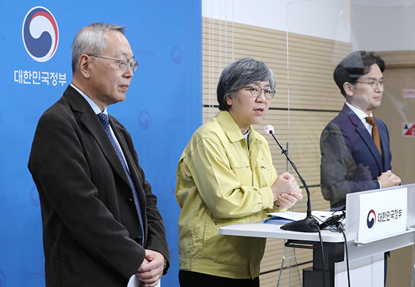 정은경 중앙방역대책본부장(질병관리청장, 가운데)과 김중곤 교수(예방접종 피해조사반장, 서울의료원 소아청소년과장)가 21일 오후 충북 청주시 질병관리청에서 인플루엔자(독감) 예방접종 사업과 관련한 브리핑에서 취재진의 질문에 답변하고 있다. (사진=저작권자(c) 연합뉴스, 무단 전재-재배포 금지)