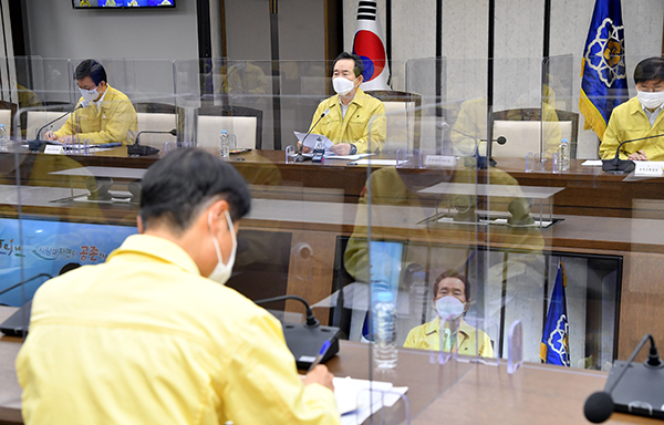 정세균 국무총리가 21일 정부세종청사에서 열린 코로나19 중대본 회의에서 발언하고 있다.