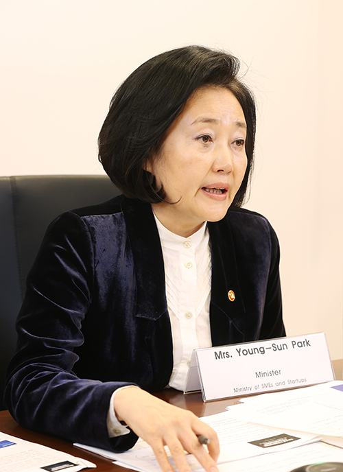 박영선 중소벤처기업부 장관이 23일 화상으로 개최된 아시아태평양경제협력체(APEC) 중소기업 장관회의에 참석해 발언하고 있다.(사진=중소벤처기업부)