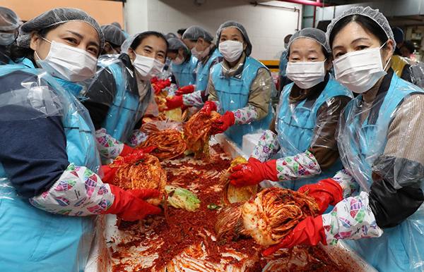 지난해 11월 서울 용산구 보광동주민센터에서 용산구 거주 시민들과 대한적십자사 봉사원들이 함께하는 ‘사랑의 김장나눔’ 행사가 열리고 있다.