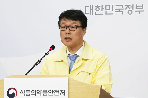 양진영 식품의약품안전처 차장이 27일 충북 청주시 질병관리본부에서 ‘코로나19 치료제 백신 임상시험 등 진행현황 및 독감백신 백색 입자 시험결과’ 브리핑을 하고 있다. (사진=저작권자(c) 연합뉴스, 무단 전재-재배포 금지)