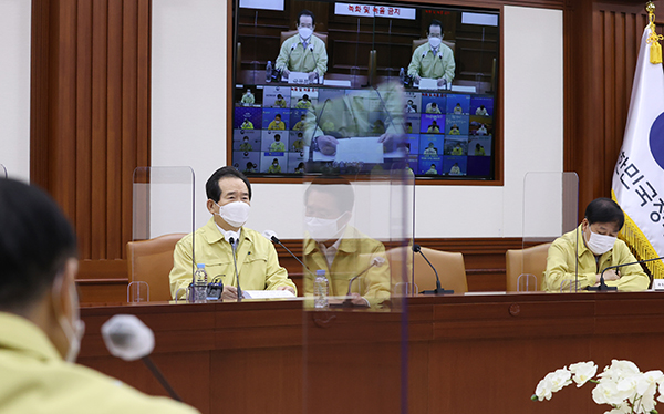 정세균 국무총리가 28일 정부서울청사에서 열린 코로나19 중대본 회의를 주재하고 있다.