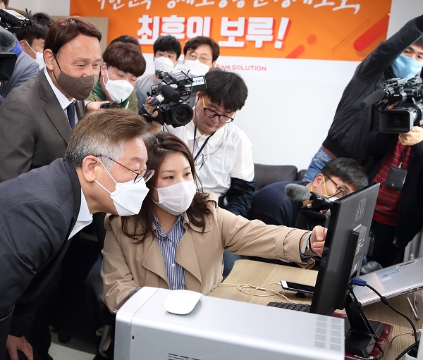 이재명 경기도지사가 지난 6월 공공배달앱 전략수립을 위해 군산시의 공공배달앱 배달의 명수 운영업체를 방문해 업체 직원과 함께 모니터를 보며 운영사항 등에 대한 설명을 듣고 있다. (사진=경기도)