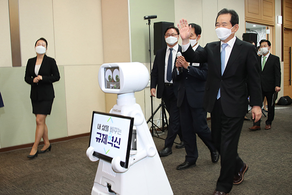 정세균 국무총리가 28일 경기도 고양 킨텍스에서 열린 로봇산업 전문전시회인 ‘2020 로보월드’에 참석, 로봇산업 대표들과의 현장대화를 위해 이동하며 로봇의 안내를 받고 있다. (사진=저작권자(c) 연합뉴스, 무단 전재-재배포 금지)