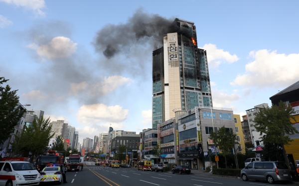 9일 오전 화재가 발생한 울산 남구 달동 삼환아르누보 주상복합아파트에서 검은 연기가 치솟아 오르고 있다. 2020.10.9/뉴스1