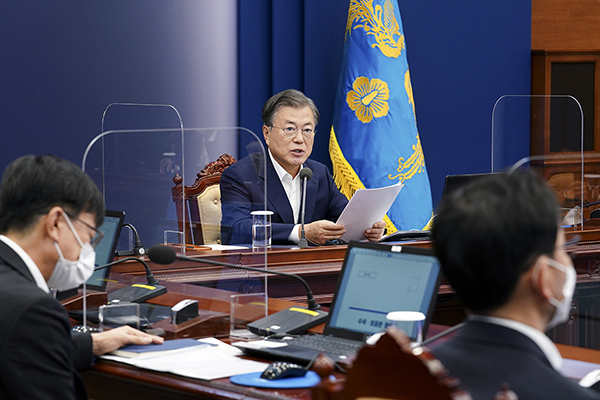 문재인 대통령이 2일 청와대에서 수석·보좌관 회의를 주재하고 있다. (사진=청와대)