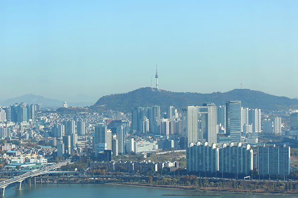  전국의 초미세먼지 농도가 좋음에서 보통 수준을 보인 2일 서울 영등포구 63스퀘어에서 바라본 서울 시내 모습. (사진=저작권자(c) 연합뉴스, 무단 전재-재배포 금지)