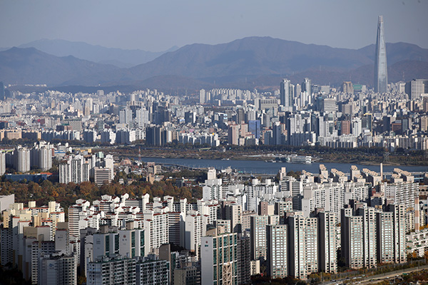 국토교통부와 행정안전부가 ‘공시가격 현실화 계획’과 공시가격 현실화에 따른 세부담을 줄이기 위한 ‘재산세 부담 완화방안’을 발표한 3일 오후 서울 시내 아파트 모습. 정부는 부동산 공시가격을 시세의 90% 수준까지 끌어올리는 방안을 확정했다. (사진=저작권자(c) 연합뉴스, 무단 전재-재배포 금지)
