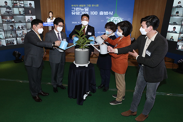 3일 오후 서울 강남구 포스코 체인지업그라운드에서 열린 ‘그린뉴딜 유망기업 100’ 출범식에서 박영선 중소벤처기업부 장관과 조명래 환경부 장관 등 참석자들이 퍼포먼스를 하고 있다. (사진=저작권자(c) 연합뉴스, 무단 전재-재배포 금지)