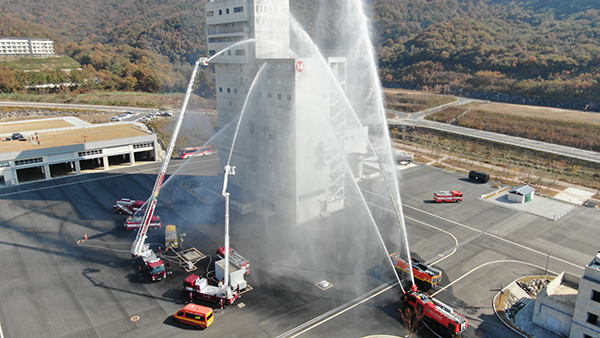 중앙소방학교 복합고층건축물 훈련장에서의 화재진압 시연. (사진=소방청 제공)