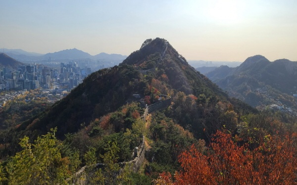 곡장에서 바라보면 북악산과 한양도성, 멀리 인왕산까지 보이는 비경이 펼쳐진다.